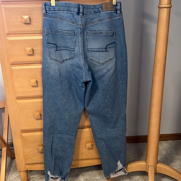 American Eagle size 8 regular stretch distressed mom jeans - Picture 11 of 13